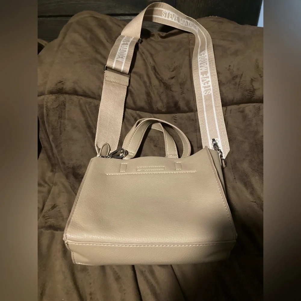 Steve Madden Beige Tote Bag with Strap, can be carried by hand or worn - Picture 11 of 11
